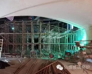 中玻藍星650t/d浮法窯爐冷修采用镟模支撐新工藝，完成了熔化部大镟施工